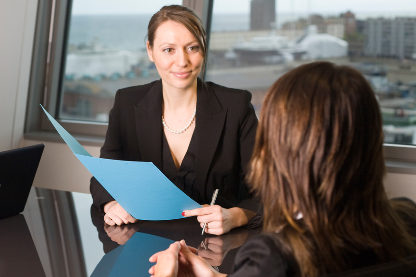 Reclutadora realizando una entrevista de trabajo a una candidata