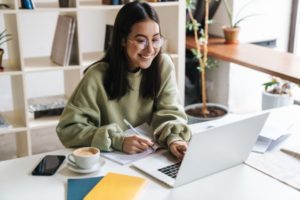 Imatge de l'article Com treballar i estudiar alhora?