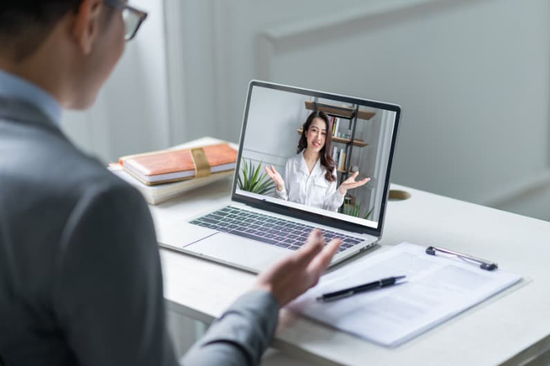 Com preparar una entrevista de feina online?
